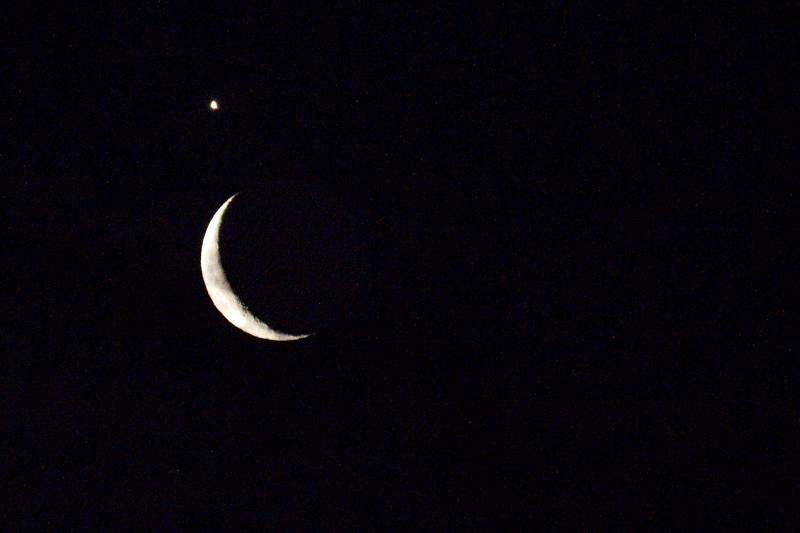 Snímek Msíního srpku s Venuší